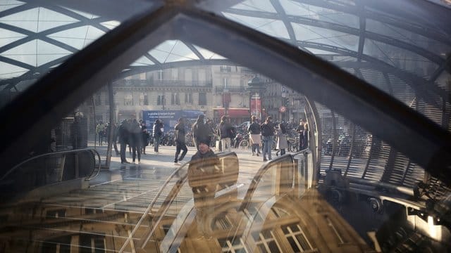 Ein Mann betritt eine U-Bahn-Station in der französischen Hauptstadt Paris. Ein Mann betritt eine U-Bahn-Station in der französischen Hauptstadt Paris.