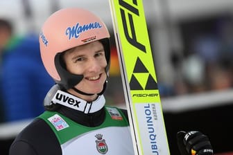 Karl Geiger gewann die Qualifikation in Garmisch-Partenkirchen.