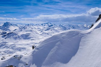 Der Arlberg in Tirol (Symbolfoto): Ob es noch weitere Verschüttete gibt, war zunächst noch unklar.