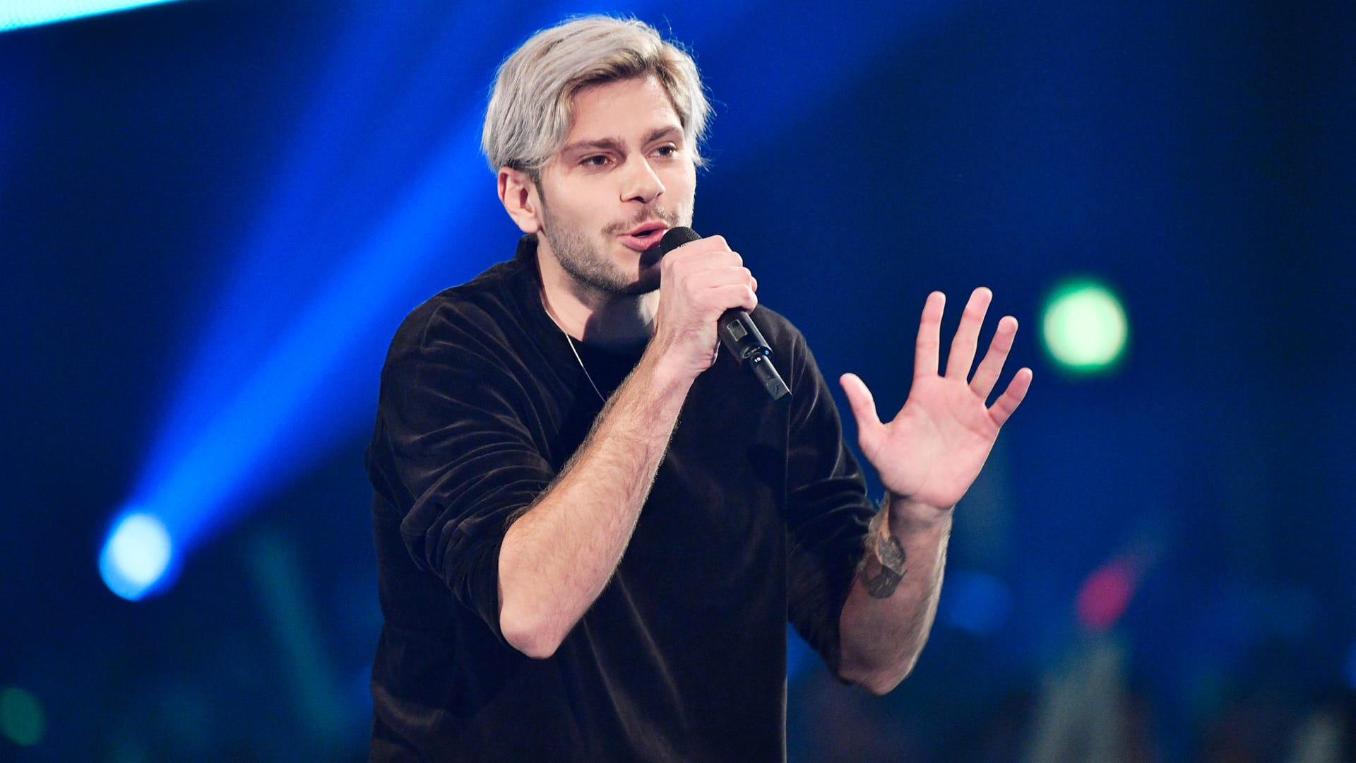 Längst im TV präsent: Julian Reim in der Show "Schlagerboom 2019 – alles funkelt, alles glitzert" in der Dortmunder Westfalenhalle.