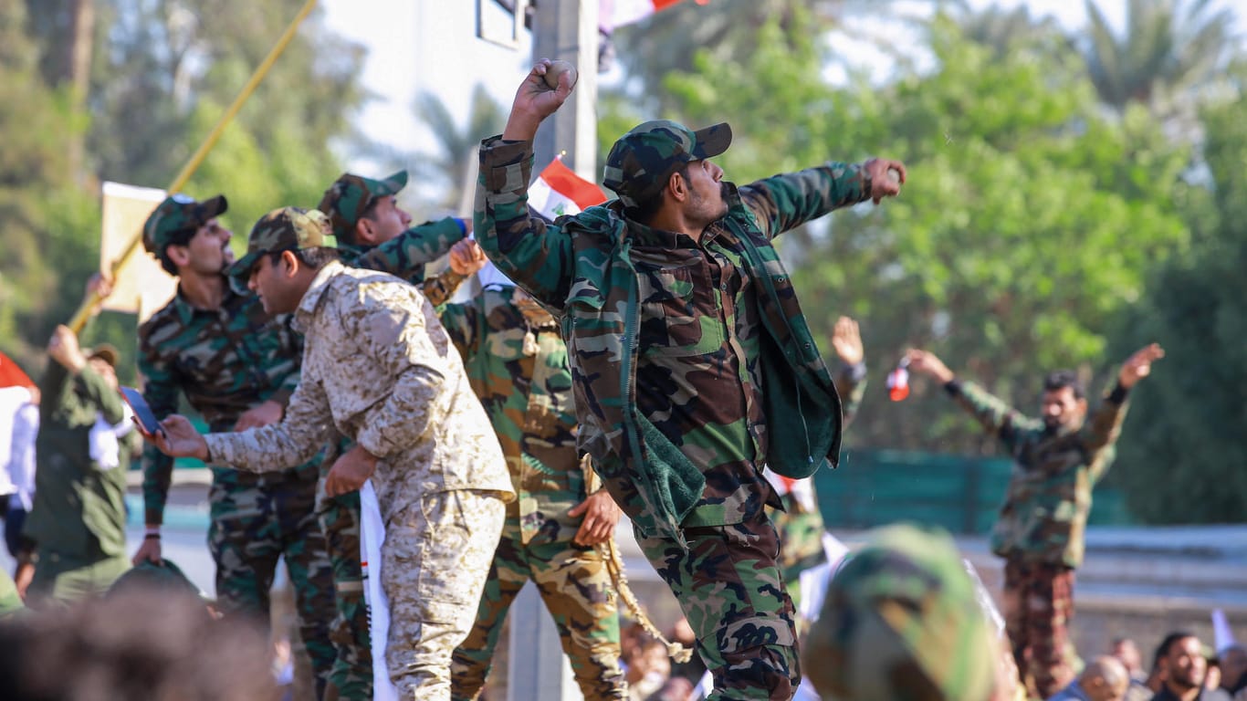 Demonstranten werfen Steine auf die US-Botschaft. Die US-Armee schickt nun Verstärkung in den Irak.