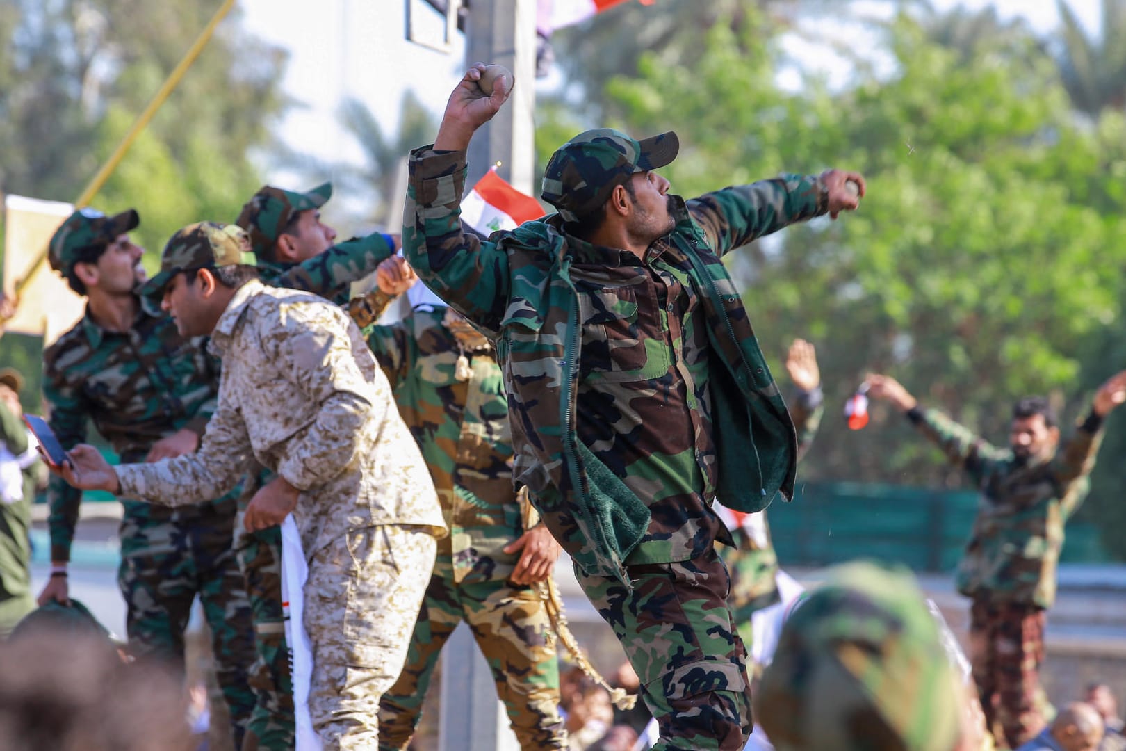 Demonstranten werfen Steine auf die US-Botschaft. Die US-Armee schickt nun Verstärkung in den Irak.