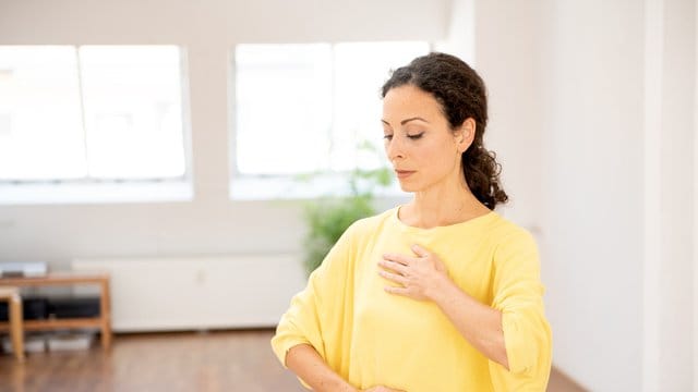 Langsam Luft holen: Atemübungen wie diese sind typisch für ein Achtsamkeitstraining. Langsam Luft holen: Atemübungen wie diese sind typisch für ein Achtsamkeitstraining.