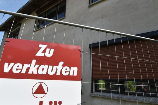 Der Erlös aus dem Verkauf des Hauses oder der Wohnung muss grundsätzlich versteuert werden.