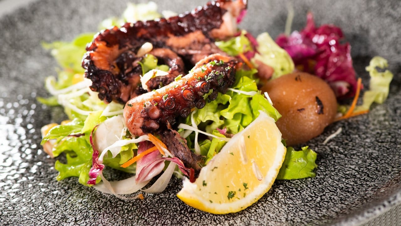 "Oktopus ispod peke": Tintenfisch unter der Ascheglocke ist das Highlight der Dalmatinischen Küche.