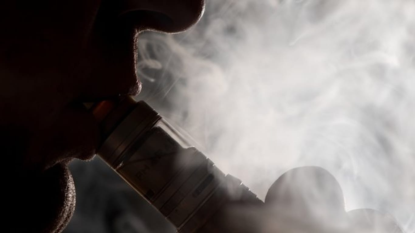 Hersteller bewerben die E-Zigarette als schadstoffärmere Alternative zu Tabak.