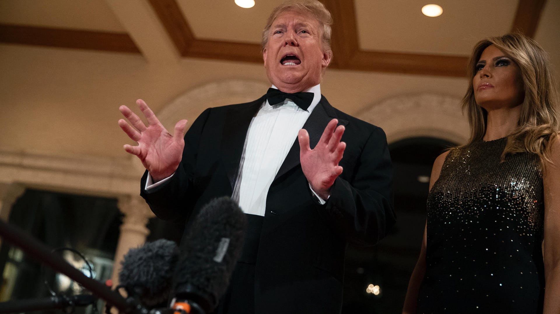 Donald Trump und First Lady Melania in Mar-a-Lago: Der US-Präsident sprach auf seinem Silvesterempfang über die Krise.