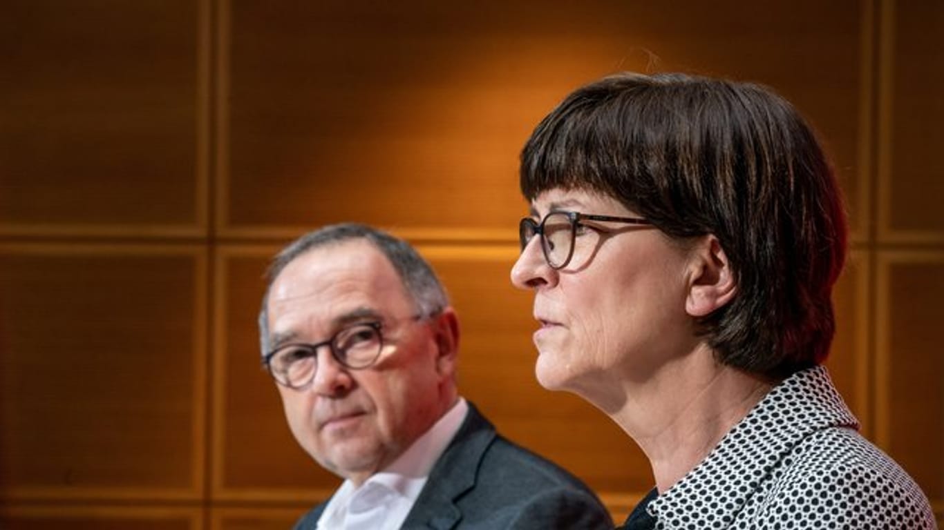 Saskia Esken, Bundesvorsitzende der SPD, spricht neben Norbert Walter-Borjans, Co-Bundesvorsitzender der SPD, während der Pressekonferenz nach der Sitzung von SPD-Bundesvorstand und Präsidium im Willy-Brandt-Haus.