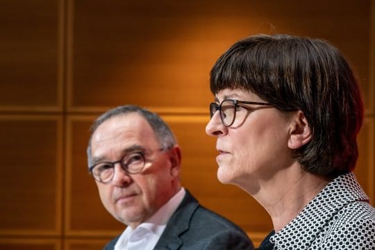 Saskia Esken, Bundesvorsitzende der SPD, spricht neben Norbert Walter-Borjans, Co-Bundesvorsitzender der SPD, während der Pressekonferenz nach der Sitzung von SPD-Bundesvorstand und Präsidium im Willy-Brandt-Haus.