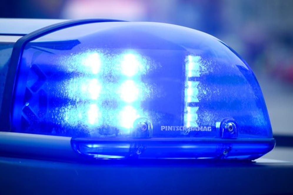 Das Blaulicht an einem Polizeiauto.