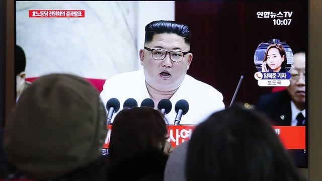 Südkoreaner verfolgen in Seoul eine Nachrichtensendung, in der über Nordkoreas Machthaber Kim Jong Un berichtet wird.