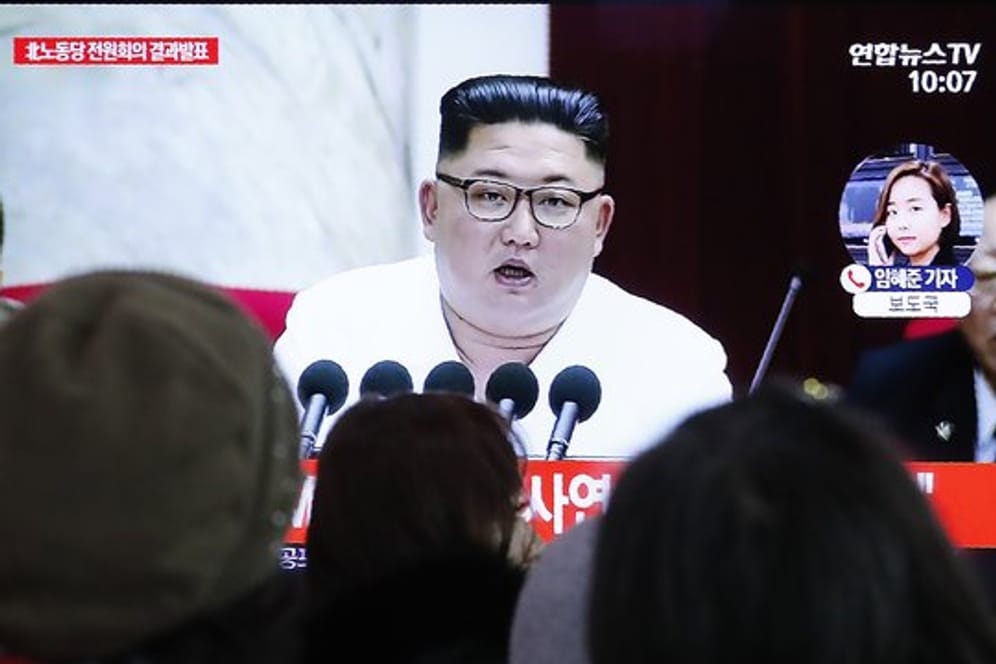 Südkoreaner verfolgen in Seoul eine Nachrichtensendung, in der über Nordkoreas Machthaber Kim Jong Un berichtet wird.