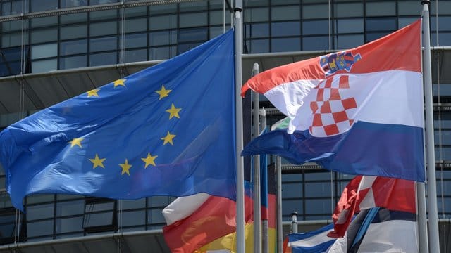 Die Flaggen der EU und Kroatiens vor dem Europäischen Parlament in Straßburg. Die Flaggen der EU und Kroatiens vor dem Europäischen Parlament in Straßburg.