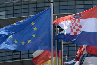 Die Flaggen der EU und Kroatiens vor dem Europäischen Parlament in Straßburg.
