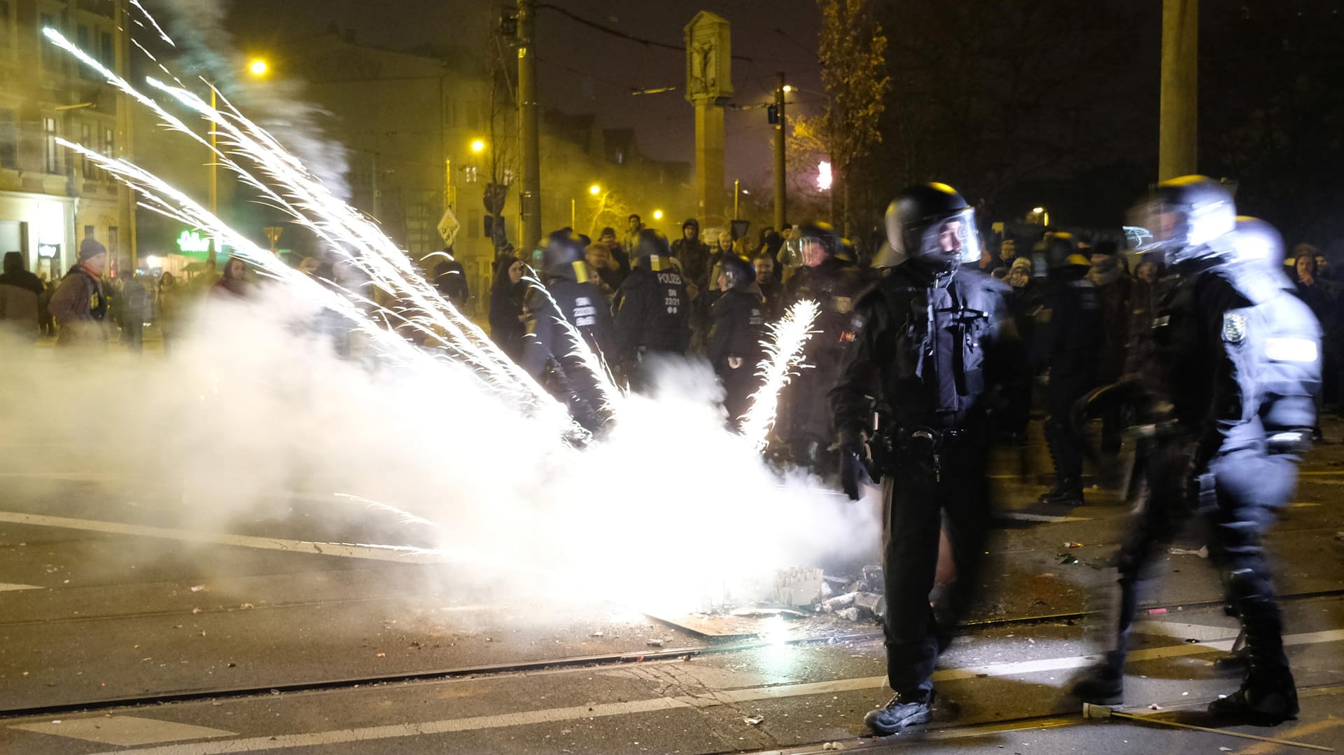 Polizisten räumen eine Kreuzung im Leipziger Stadtteil Connewitz: In der Neujahrsnacht ist es dort zu Ausschreitungen gekommen.