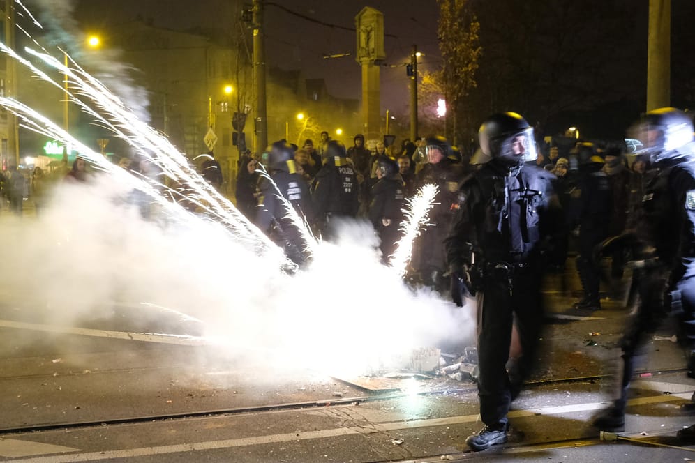 Polizisten räumen eine Kreuzung im Leipziger Stadtteil Connewitz: In der Neujahrsnacht ist es dort zu Ausschreitungen gekommen.