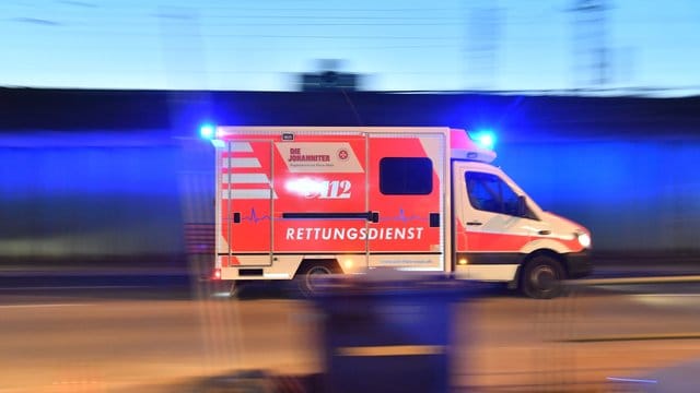 Ein Rettungswagen fährt während eines Einsatzes über eine Straße. Ein Rettungswagen fährt während eines Einsatzes über eine Straße.