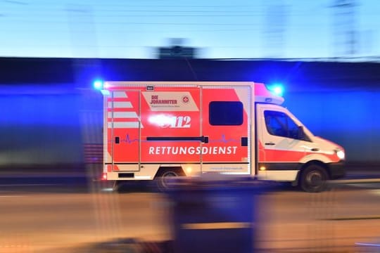 Ein Rettungswagen fährt während eines Einsatzes über eine Straße.