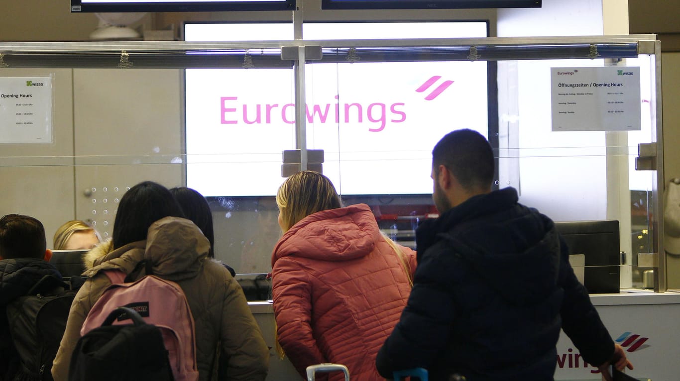 Passagiere am Serviceschalter von Eurowings: Offizieller Streikgrund der Flugbegleiter sind Regelungen zur Teilzeit, die laut der Gewerkschaft unerfüllt sind.