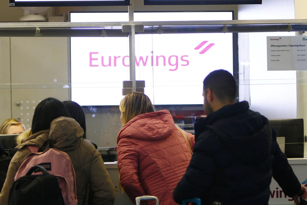 Passagiere am Serviceschalter von Eurowings: Offizieller Streikgrund der Flugbegleiter sind Regelungen zur Teilzeit, die laut der Gewerkschaft unerfüllt sind.