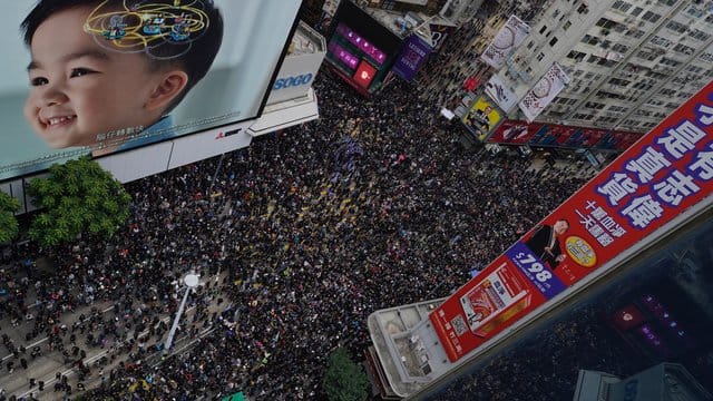 Zehntausende Menschen haben am Neujahrstag in Hongkong erneut gegen die Regierung demonstriert. Zehntausende Menschen haben am Neujahrstag in Hongkong erneut gegen die Regierung demonstriert.
