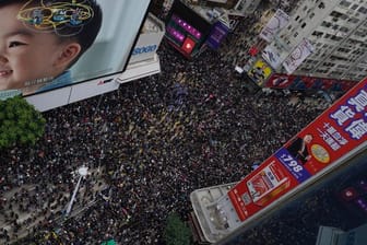 Zehntausende Menschen haben am Neujahrstag in Hongkong erneut gegen die Regierung demonstriert.