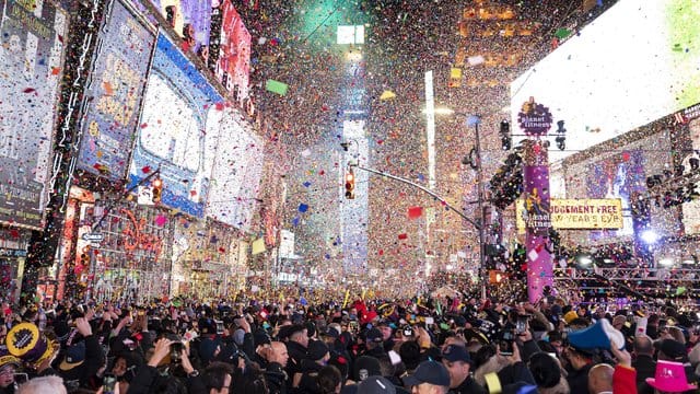 Der Konfettiregen um Mitternacht auf dem New Yorker Times Square. Der Konfettiregen um Mitternacht auf dem New Yorker Times Square.