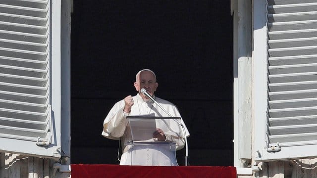 Papst Franziskus Papst Franziskus hat am Neujahrstag mehr Mitspracherecht von Frauen gefordert und Gewalt gegen sie als "Schändung Gottes" bezeichnet. Papst Franziskus Papst Franziskus hat am Neujahrstag mehr Mitspracherecht von Frauen gefordert und Gewalt gegen sie als "Schändung Gottes" bezeichnet.
