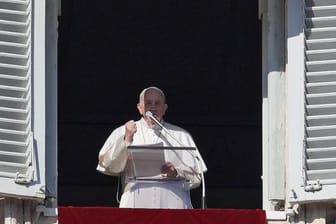 Papst Franziskus Papst Franziskus hat am Neujahrstag mehr Mitspracherecht von Frauen gefordert und Gewalt gegen sie als "Schändung Gottes" bezeichnet.
