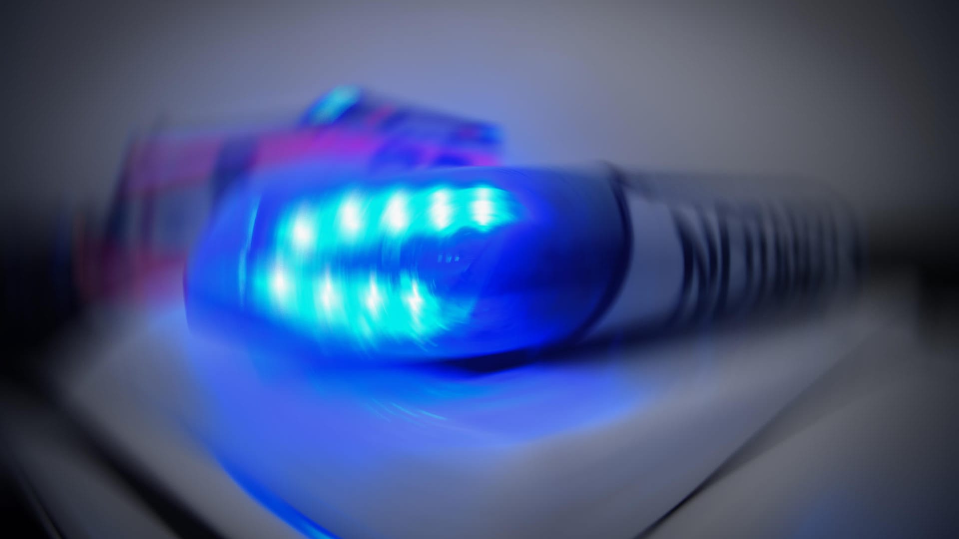 Blaulicht eines Rettungsfahrzeugs: Ersthelfer versuchten noch, den Mann wiederzubeleben, hatten jedoch keinen Erfolg (Symbolbild). Blaulicht eines Rettungsfahrzeugs: Ersthelfer versuchten noch, den Mann wiederzubeleben, hatten jedoch keinen Erfolg (Symbolbild).