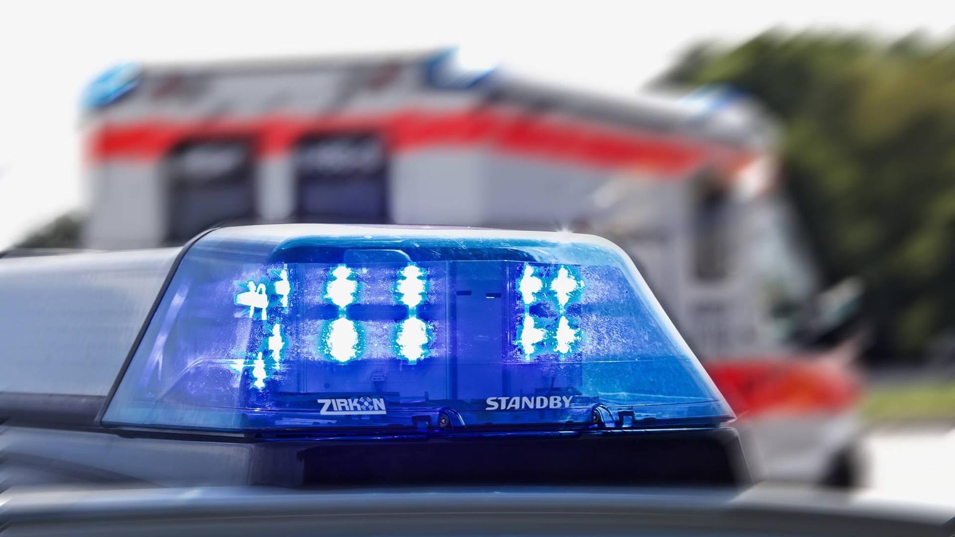 Polizei und Rettungsdienst: Die überfahrere Seniorin wird jetzt in einem Krankenhaus behandelt (Symbolbild). Polizei und Rettungsdienst: Die überfahrere Seniorin wird jetzt in einem Krankenhaus behandelt (Symbolbild).
