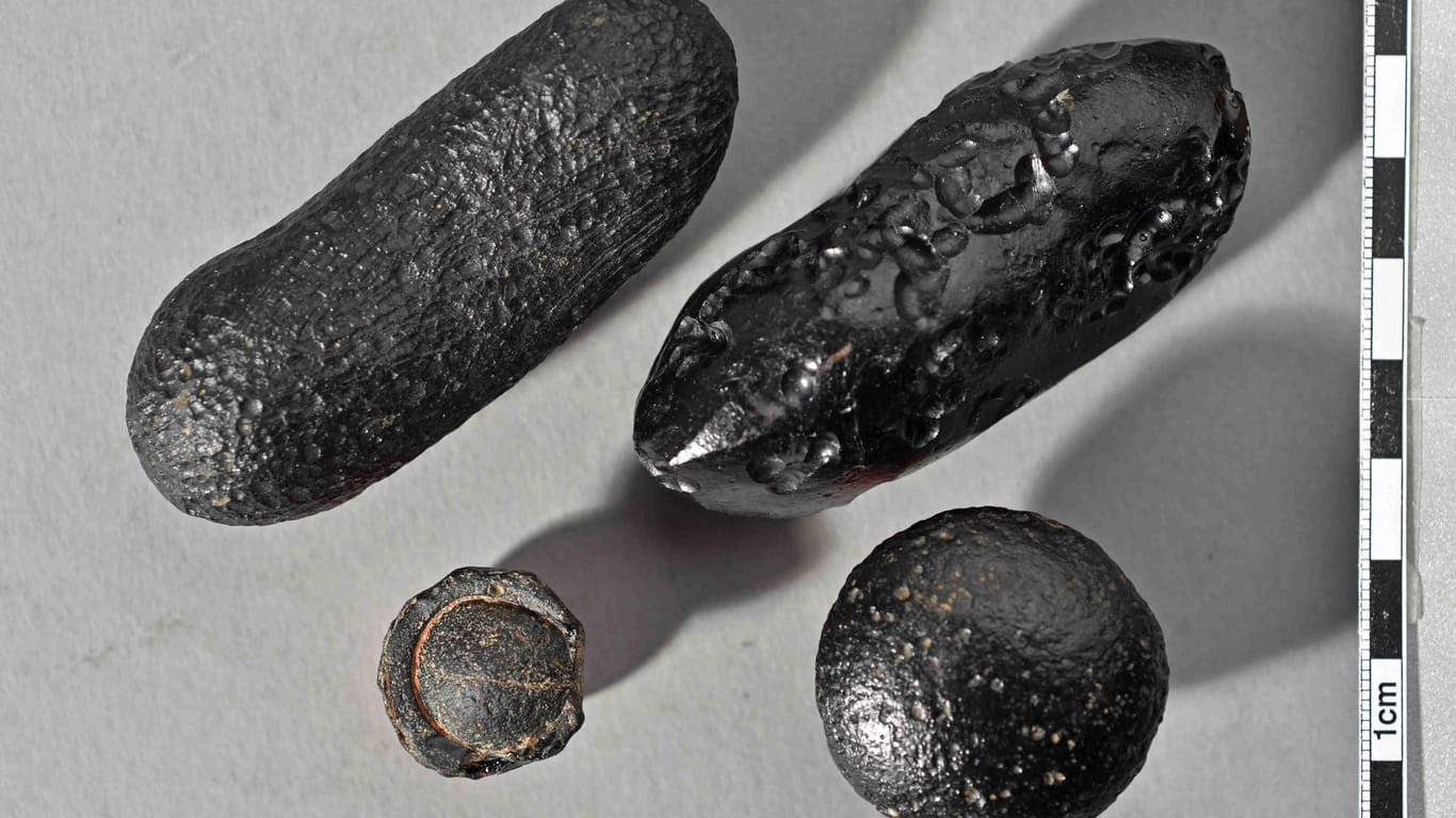 Tektite aus Australien: Die Glaskörper entstanden, als durch den Einschlag des Meteoriten irdisches Material schmolz und weit geschleudert wurde.
