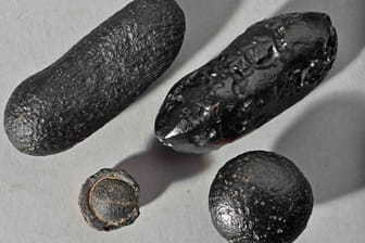 Tektite aus Australien: Die Glaskörper entstanden, als durch den Einschlag des Meteoriten irdisches Material schmolz und weit geschleudert wurde.