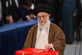 Ali Chamenei: Der Ajatollah hat in allen strategischen Fragen des Irans das letzte Wort (Archivbild).