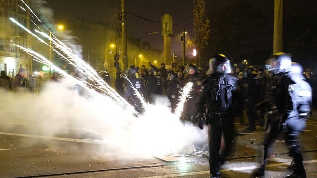 Polizisten räumen eine Kreuzung im Stadtteil Connewitz. Polizisten räumen eine Kreuzung im Stadtteil Connewitz.