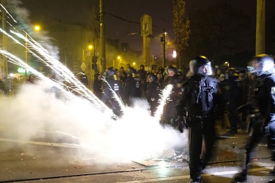Polizisten räumen eine Kreuzung im Stadtteil Connewitz.