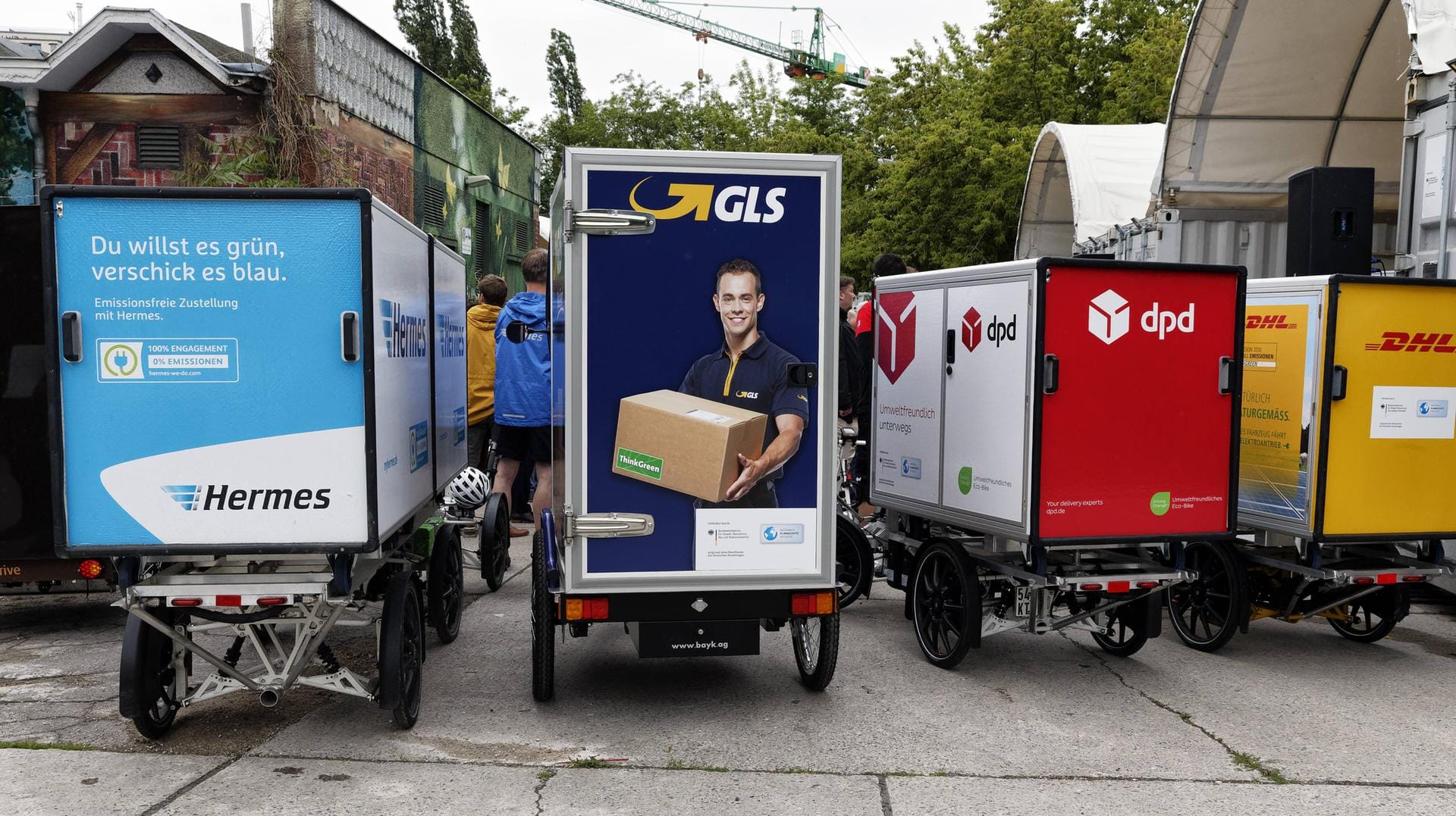 Lastenräder verschiedener Zusteller: Die Deutsche Post nutzt umweltfreundlichere Zustellmöglichkeiten als die Konkurrenz. Lastenräder verschiedener Zusteller: Die Deutsche Post nutzt umweltfreundlichere Zustellmöglichkeiten als die Konkurrenz.