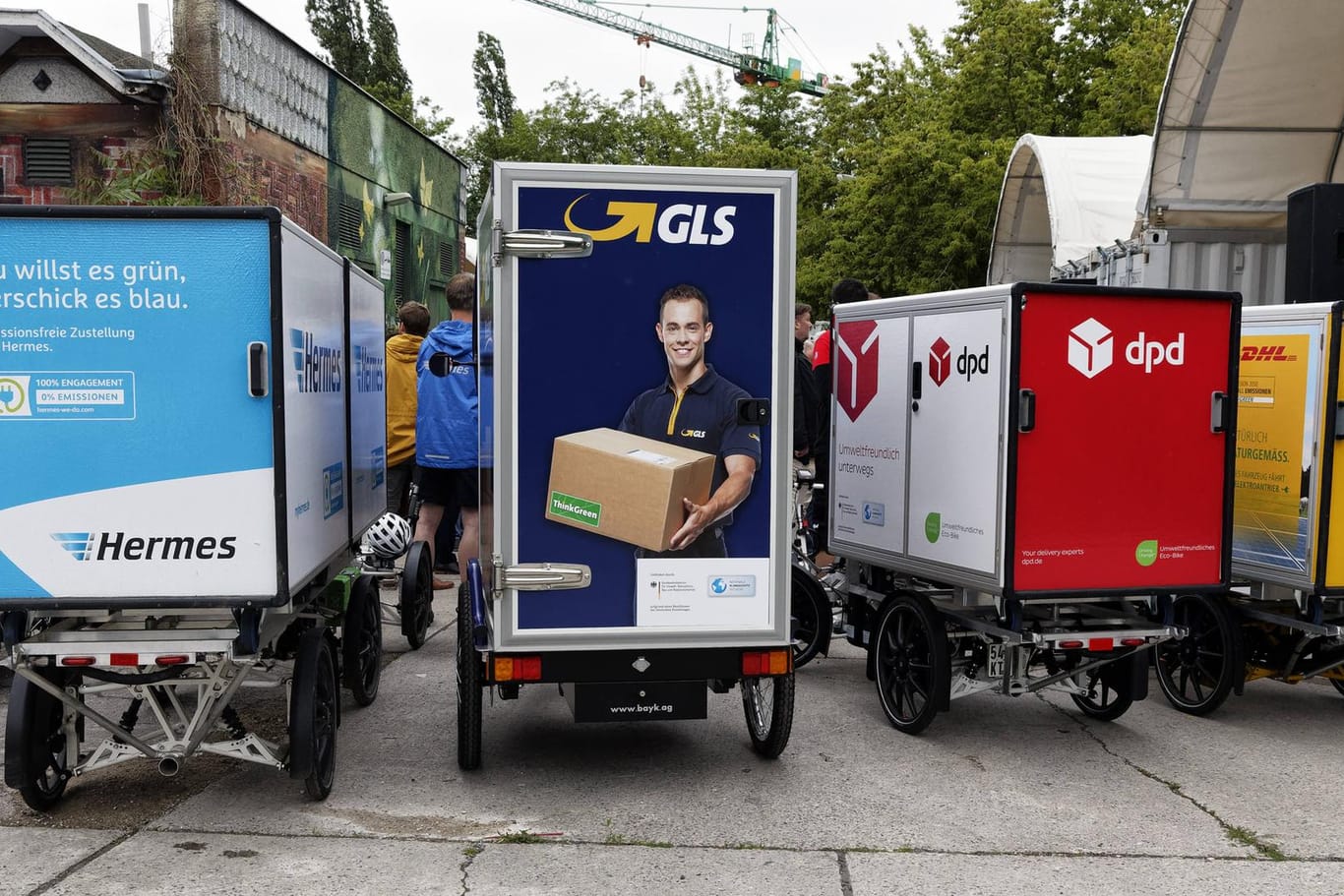 Lastenräder verschiedener Zusteller: Die Deutsche Post nutzt umweltfreundlichere Zustellmöglichkeiten als die Konkurrenz.