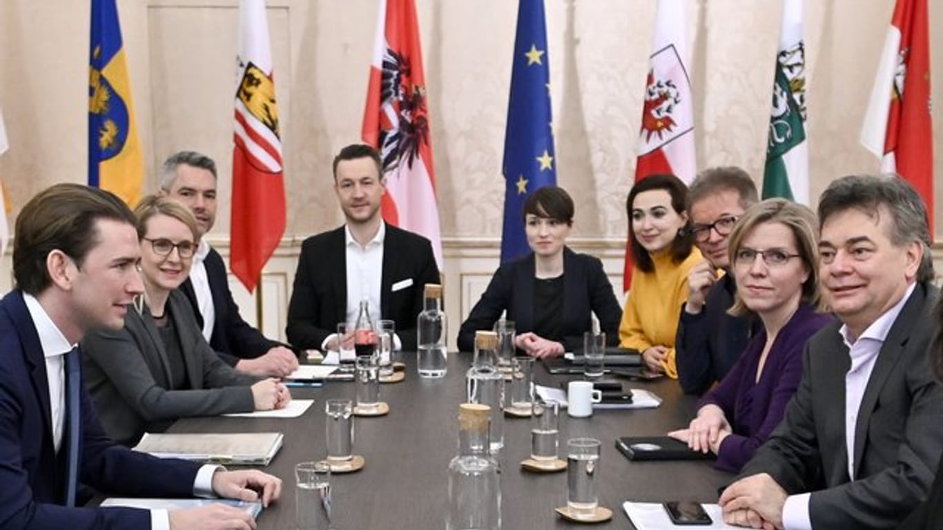 ÖVP-Chef Sebastian Kurz (l) und Grünen-Chef Werner Kogler (r) sitzen bei der Fortsetzung der Koalitionsgespräche am Tisch.