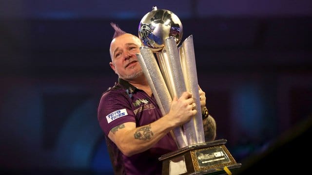 Peter Wright mit der 25 Kilogramm schweren Sid Waddell Trophy. Peter Wright mit der 25 Kilogramm schweren Sid Waddell Trophy.