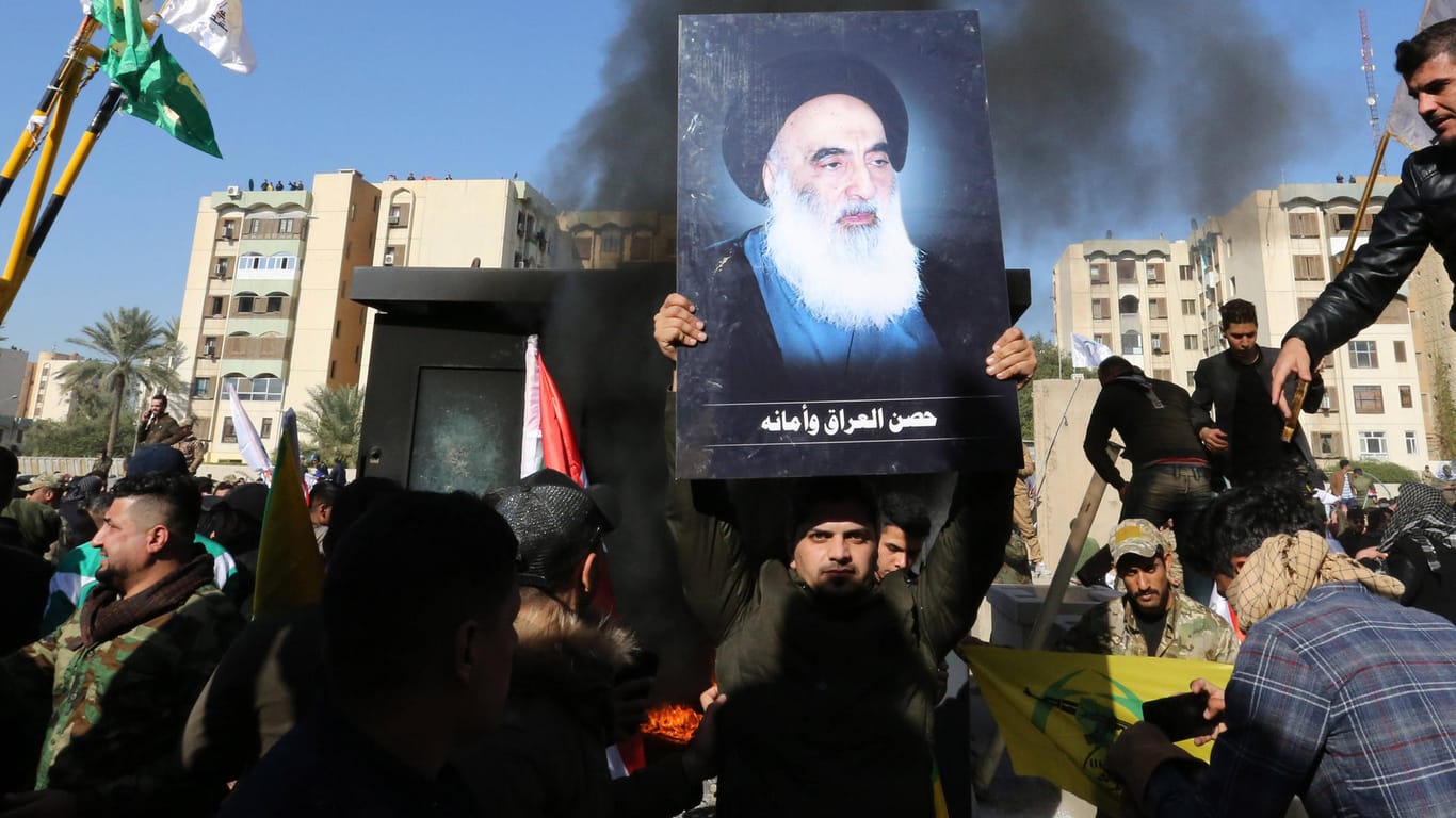 Plakat des schiitischen Geistlichen Großajatollah Ali Sistani: Vor den Ausschreitungen an der US-Botschaft hatte das amerikanische Militär Luftangriffe auf die Hisbollah-Brigaden geflogen – und damit auch im Irak Kritik hervorgerufen.