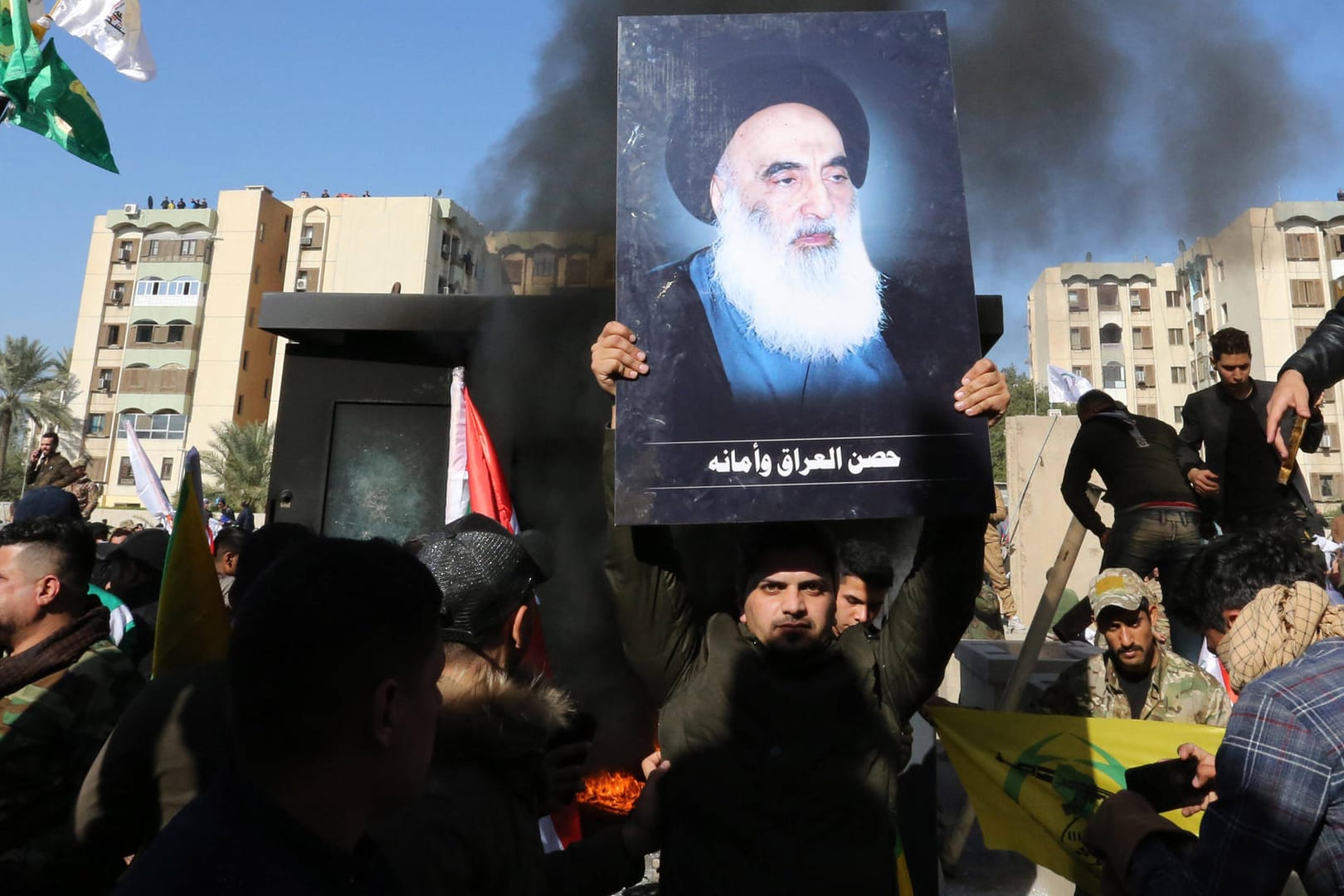 Plakat des schiitischen Geistlichen Großajatollah Ali Sistani: Vor den Ausschreitungen an der US-Botschaft hatte das amerikanische Militär Luftangriffe auf die Hisbollah-Brigaden geflogen – und damit auch im Irak Kritik hervorgerufen.