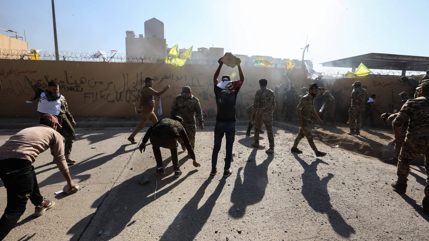 Angriff auf die US-Botschaft in Bagdad: Die Angreifer warfen mit Steinen. Sicherheitsleute setzten Tränengas ein.