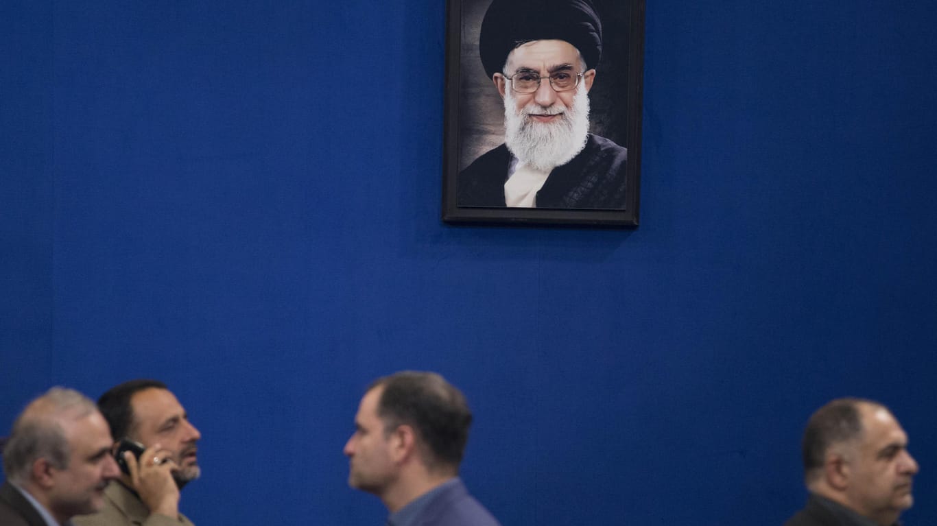 Porträt des iranischen geistlichen Führer Ali Chamenei: "Denken Sie doch mal logisch", sagte er an Donald Trump gerichtet.