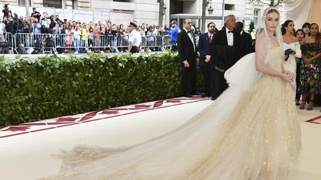 Kate Bosworth bei der Met Gala 2018, die unter dem Motto "Heavenly Bodies: Fashion and the Catholic Imagination" stattfand.