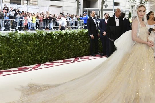 Kate Bosworth bei der Met Gala 2018, die unter dem Motto "Heavenly Bodies: Fashion and the Catholic Imagination" stattfand.