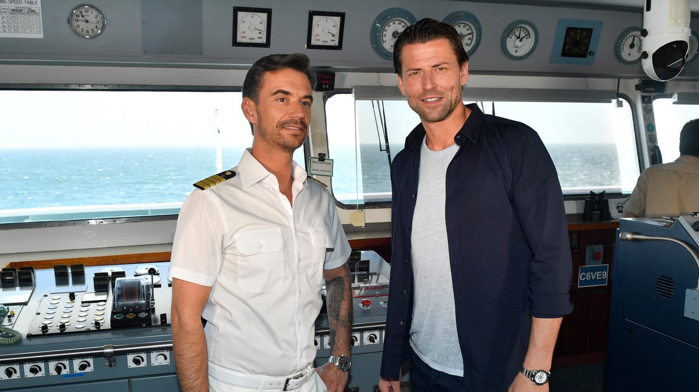 Prominenter Gast an Bord: Der ehemalige Nationaltorwart Roman Weidenfeller (r.) besucht Kapitän Max Parger (Florian Silbereisen) auf der Brücke des "Traumschiffs".