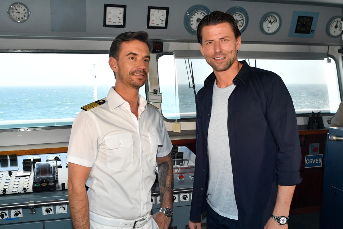 Prominenter Gast an Bord: Der ehemalige Nationaltorwart Roman Weidenfeller (r.) besucht Kapitän Max Parger (Florian Silbereisen) auf der Brücke des "Traumschiffs".