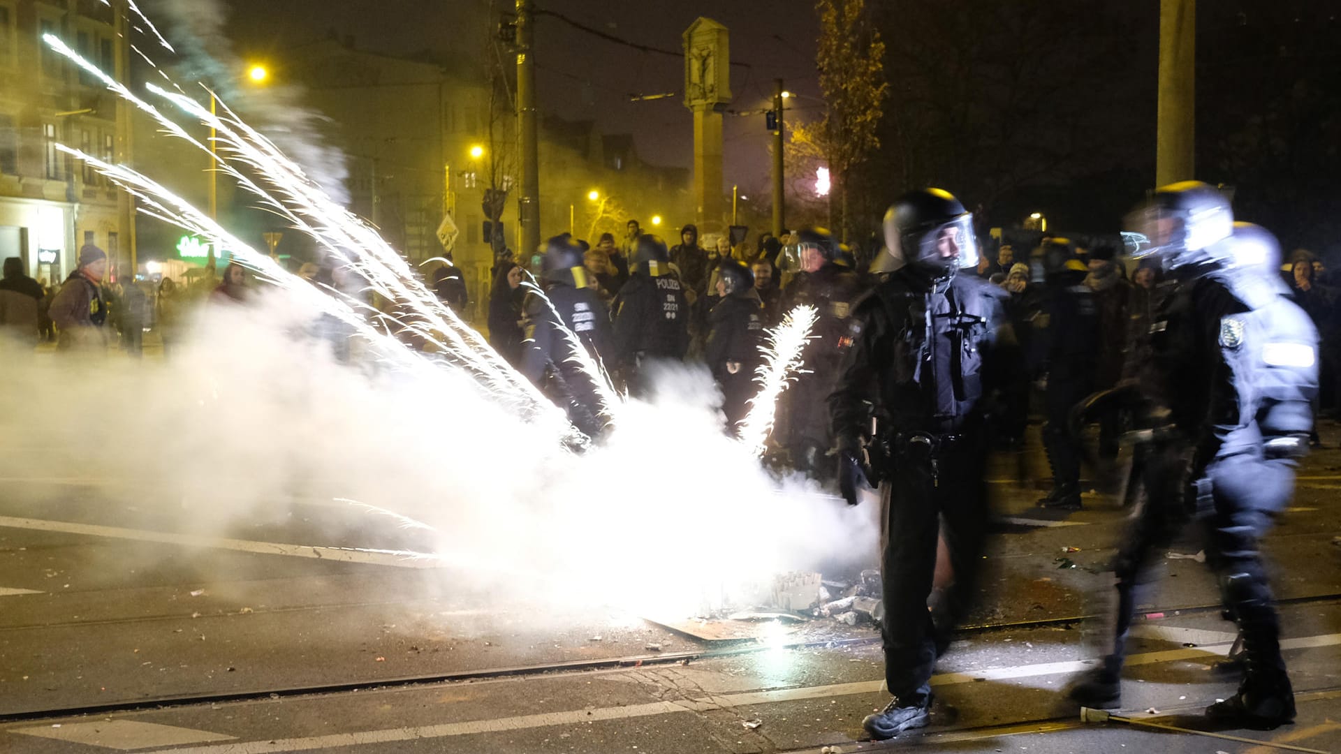 Silvester in Leipzig-Connewitz: Viele Feiernde, die Polizei und einige Gewalttäter.