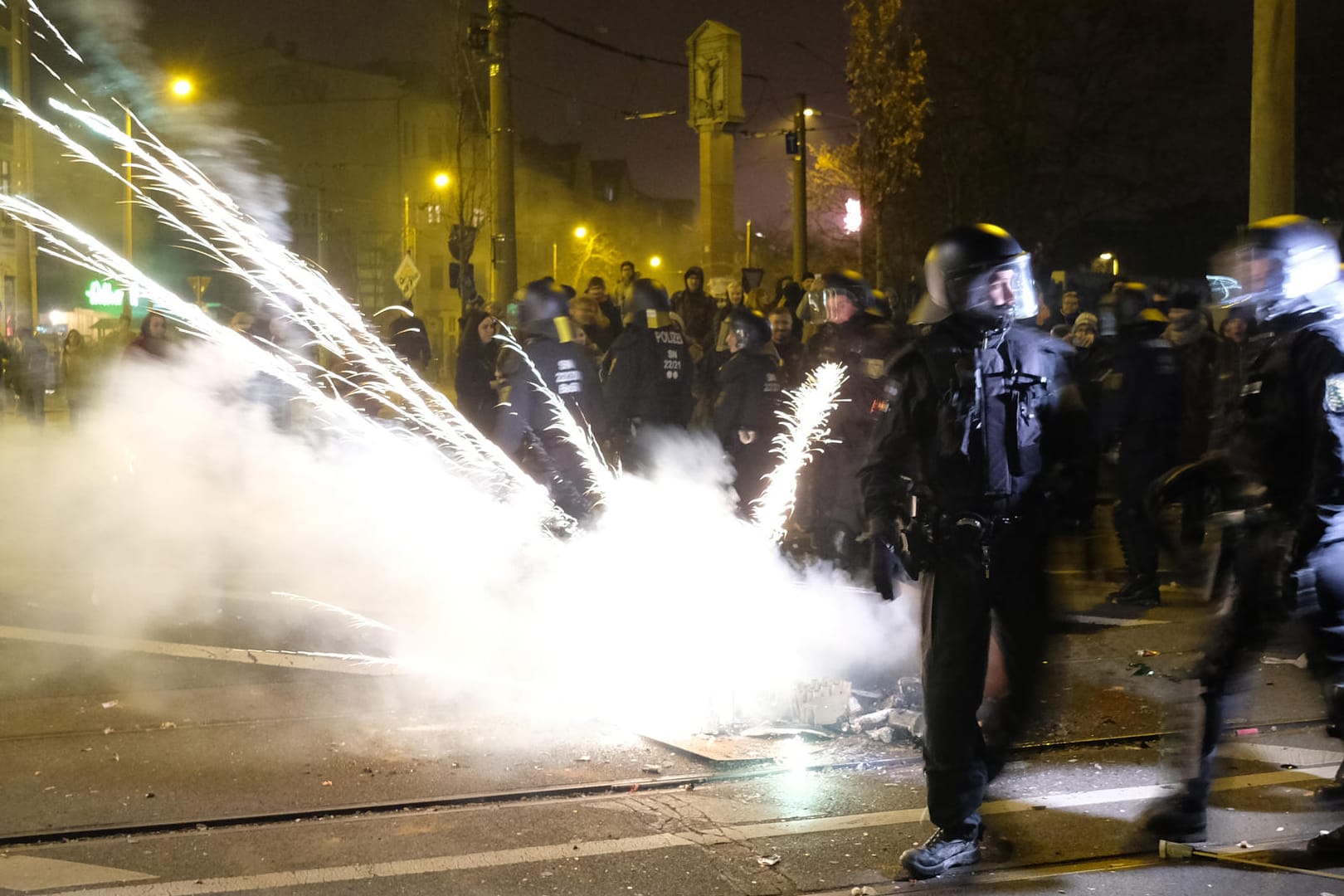 Silvester in Leipzig-Connewitz: Viele Feiernde, die Polizei und einige Gewalttäter.